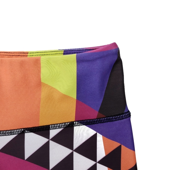 Onzie Graphic Leggings in Geometric Triangles - Picture 2 of 9